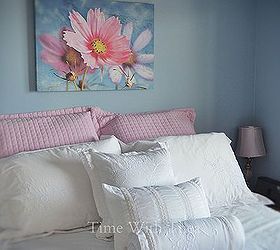 pretty blue bedroom with white and pink bedscaping, bedroom ideas, home decor
