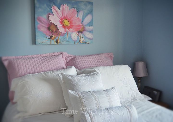 bonito dormitorio azul con ropa de cama blanca y rosa
