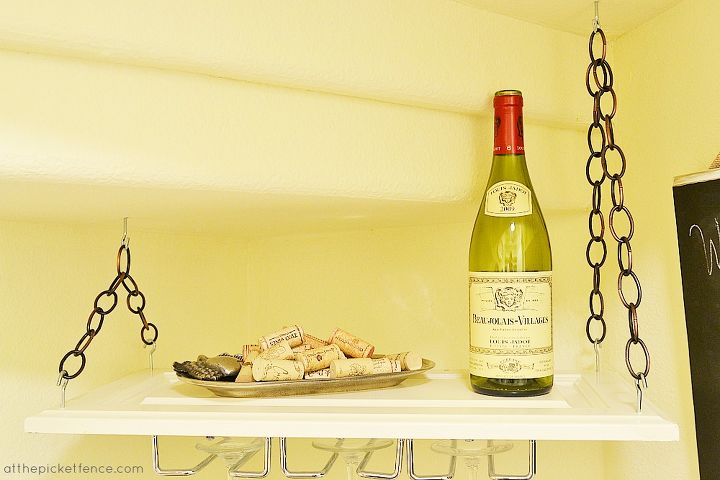 como fazer uma prateleira de vinho pendurada em uma porta de armrio antiga, Use elos de corrente para pendurar o rack de vinho