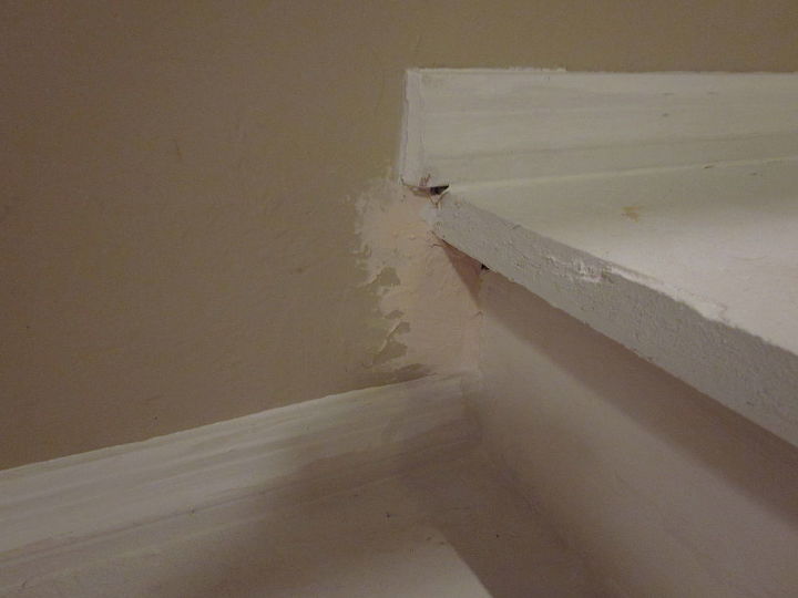quitar la alfombra de las escaleras y pintarlas, Paso 3 Reparar todos los agujeros en las paredes que los constructores ocultaron con la alfombra