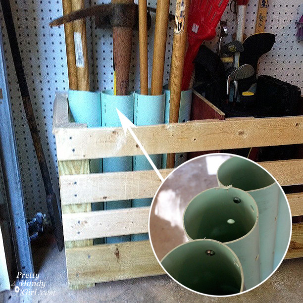 garaje y taller organizados, Tubos de fontaner a unidos para el almacenamiento de herramientas de patio de pie