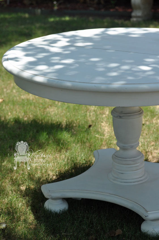 mesa de comedor con pedestal pintada en blanco, Maison Blanche mezcla de Magnolia y Baguette con ceras marrones claras y claras