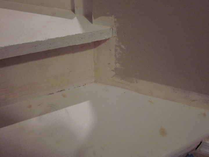 retire o tapete das escadas e pinte os, Mais buracos nas paredes para reparar