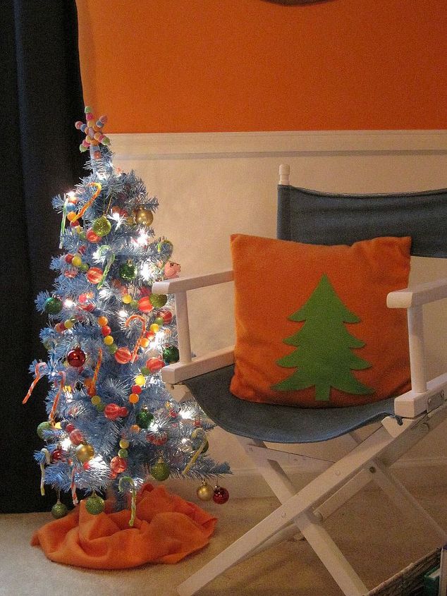 decorao de natal para crianas brilhante e alegre, A almofada de l laranja Para dar um toque natalino cortei uma rvore de feltro e colei na almofada O feltro adere ao velo