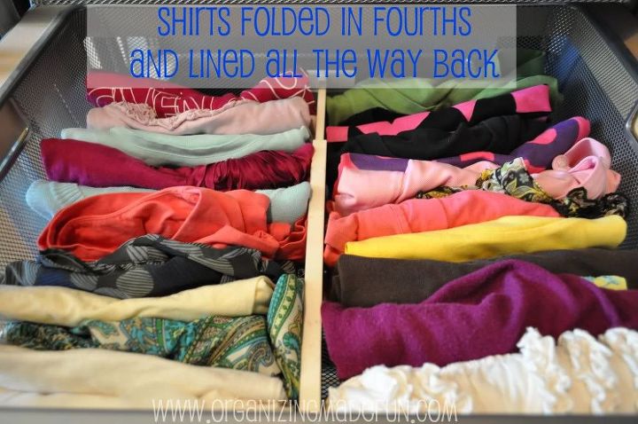 11 maneiras de ter um guarda roupa para adultos, Camisas dobradas em um quarto ajudam voc a ver todas elas e ver o espa o