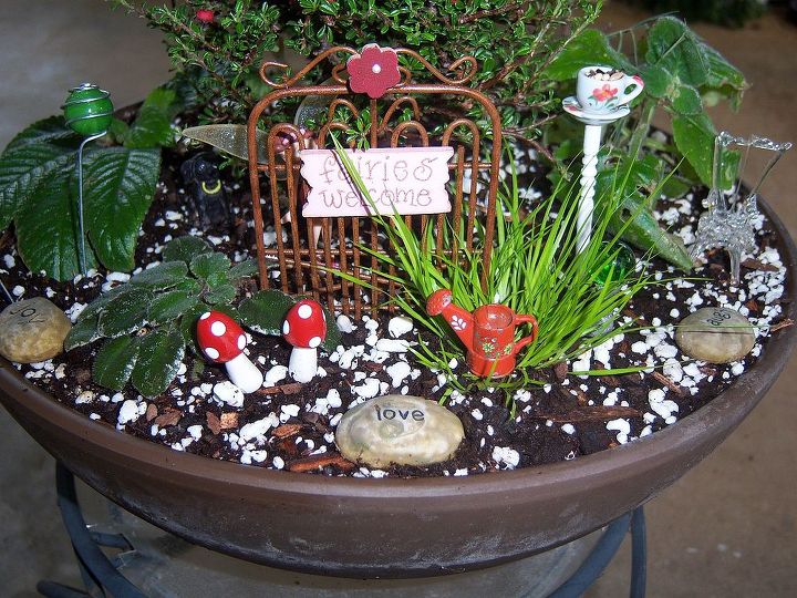 jardinera en miniatura, Hay tantos accesorios bonitos no creo que pudiera haber metido otra cosa Ves el hada