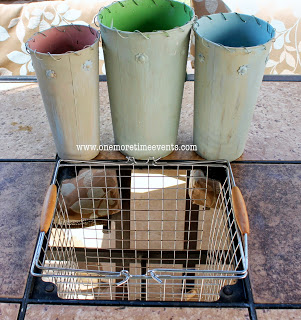 mesa de ptio com refrigerador de vinho bebida embutido, baldes de lata para segurar garrafas de vinho