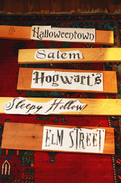 cartel de halloween hecho a mano con retales, Encontr fuentes gratuitas en Internet las imprim y las ajust a trozos de madera