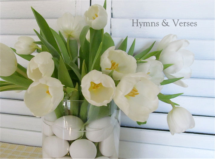 arreglo floral de primavera con tulipanes y huevos