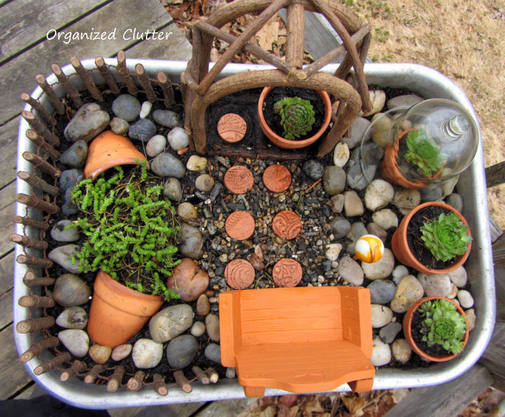 um jardim em miniatura de terracota e suculentas