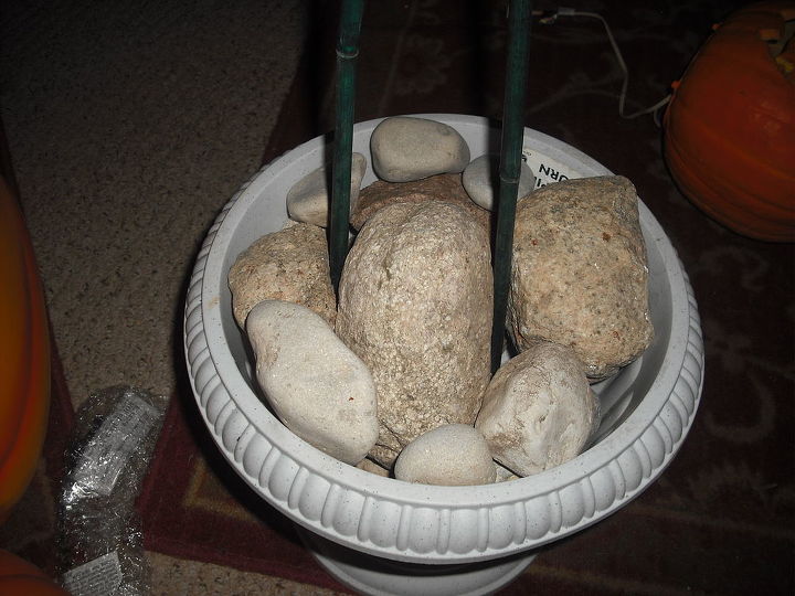 minha decorao de outono e halloween, Como eu fiz isso varas primeiro depois pedras empilhadas ao redor deles para segur los firmes