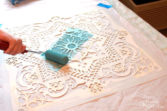 caminho de mesa festivo em estncil usando tecido e design do royal studio, Aplique a tinta com um rolo de espuma