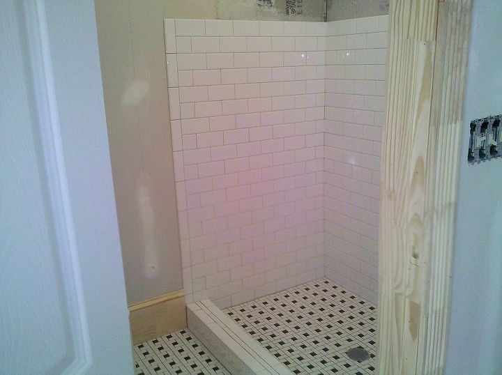 as alegrias da construo adicionando um escritrio em casa, O azulejo do banheiro est sendo instalado