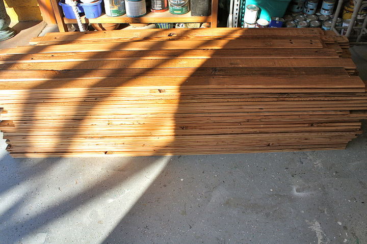 teto de madeira recuperada com padro de espinha de peixe, Aqui est como eu consegui a madeira T buas de 6 39 cruas e muito speras Cada um foi lixado e manchado pintado