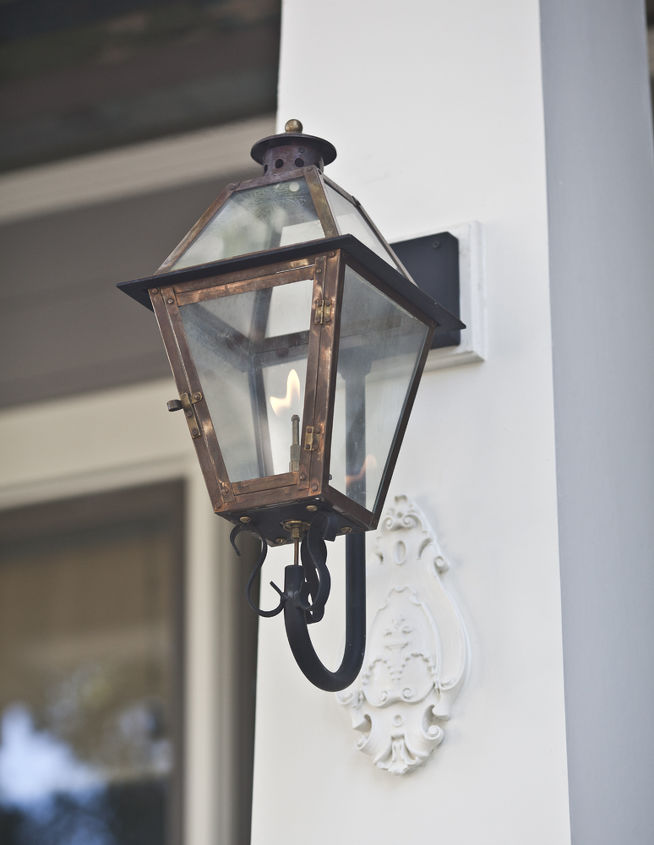 aadir detalles al exterior de tu casa, Las luces de gas a aden encanto y ambiente a un porche
