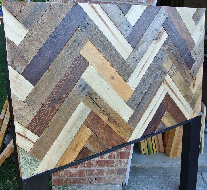 chevron patterned pallet headboard, painted furniture, pallet, repurposing upcycling