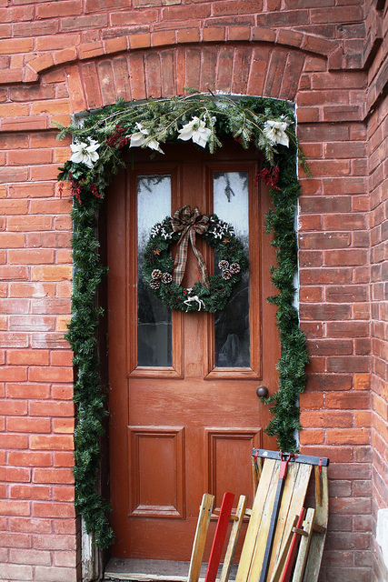 rustic country christmas, curb appeal, seasonal holiday decor