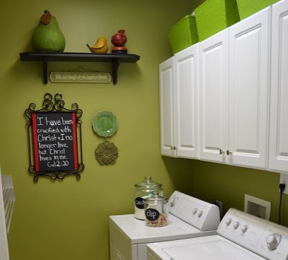 cuarto de lavado con temtica de jardn con un estante de secado asesino