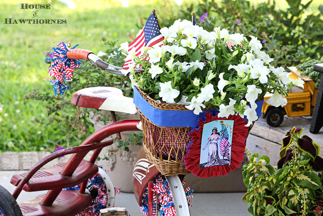 est decorando su bicicleta para el 4 de julio, Hay que tener una cesta llena de flores