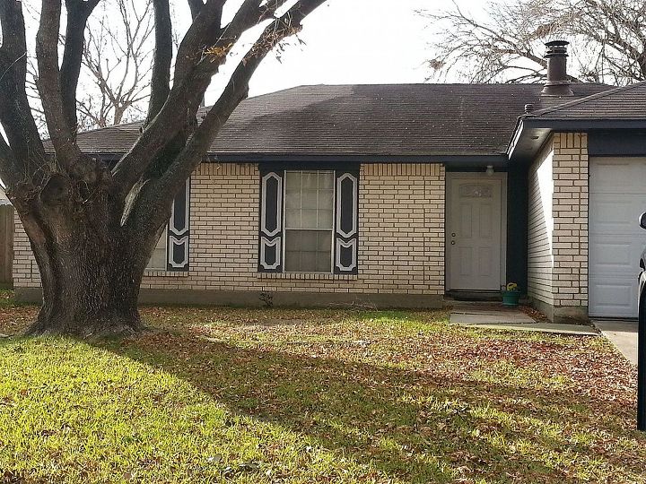 need advice on fixing the exterior of this fixer upper, curb appeal, landscape, painting