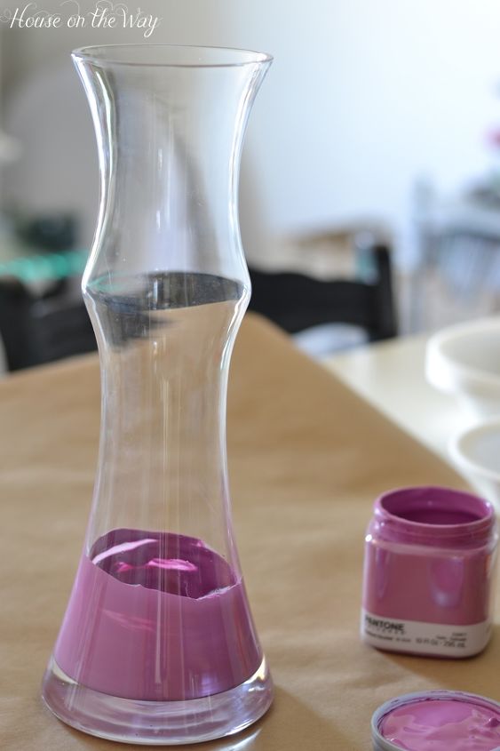 vaso de vidro pintado orqudea radiante, Despeje a tinta no vaso de vidro e fa a um redemoinho para cobrir o fundo do vaso