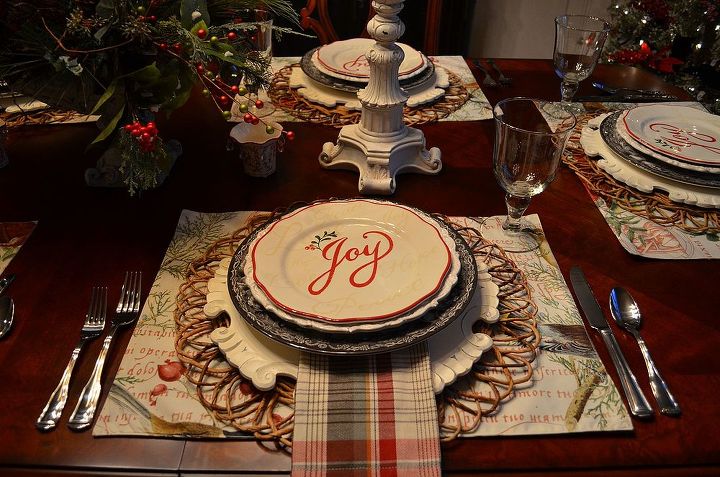christmas tablescape for dinning room, christmas decorations, seasonal holiday decor, Winter birds placemats and plaid napkins