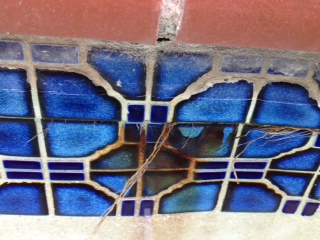 como dar um conserto aos azulejos da piscina que foram danificados, Gostaria de remover esta mancha