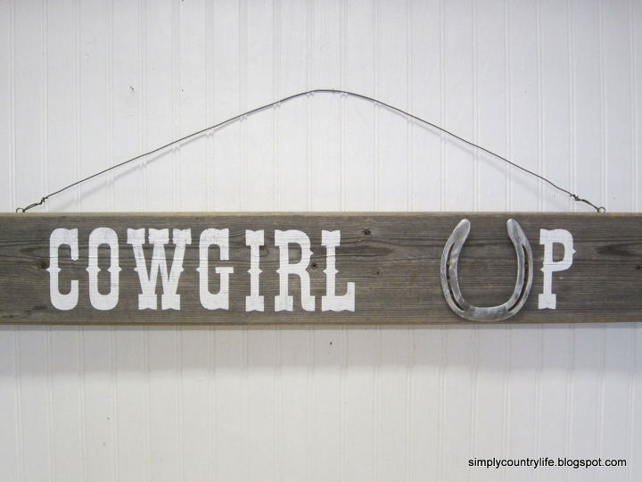 creacin de un cartel de cowgirl up con madera de granero y una herradura vieja, ojales y alambre oxidado a adido a la parte superior como un colgador