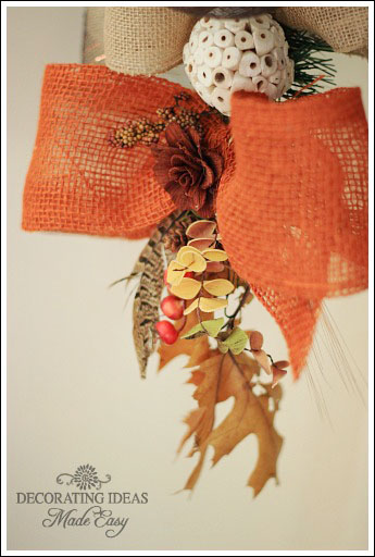 idea de decoracin de la chimenea de otoo dos variaciones diferentes, Pegu algunas de las hojas y bayas al final de la guirnalda para que colgaran