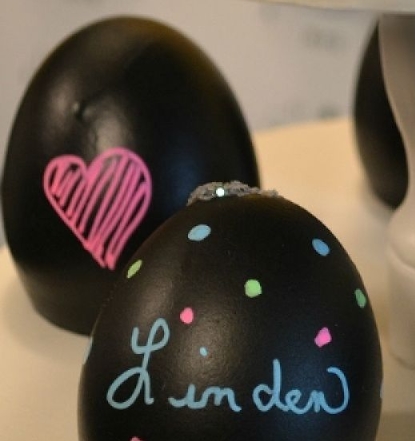 chalkboard easter eggs, chalkboard paint, crafts, easter decorations, seasonal holiday decor