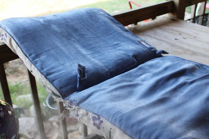 pintando as almofadas das minhas cadeiras de jardim, Como voc pode ver h alguns danos na lateral da almofada N s tamb m pintamos isso