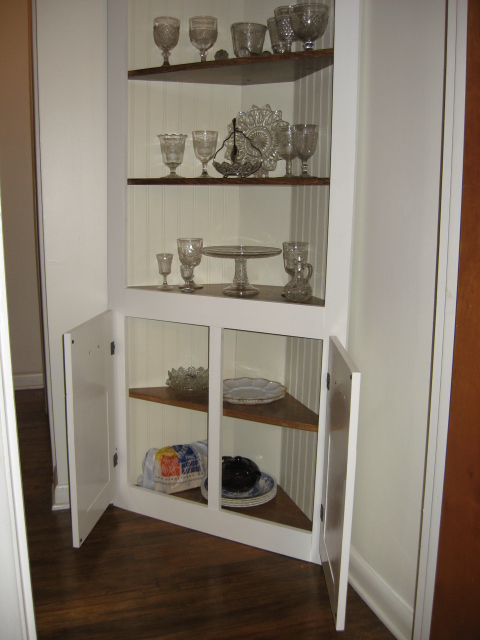 armario de esquina hecho en casa, Hay 3 estantes de visualizaci n adem s de la parte superior y los 2 estantes detr s de las puertas