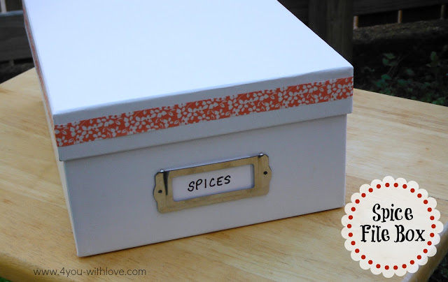 organiza tus especias con un archivador de especias, A ade un poco de washi tape para decorar junto con una etiqueta de especias