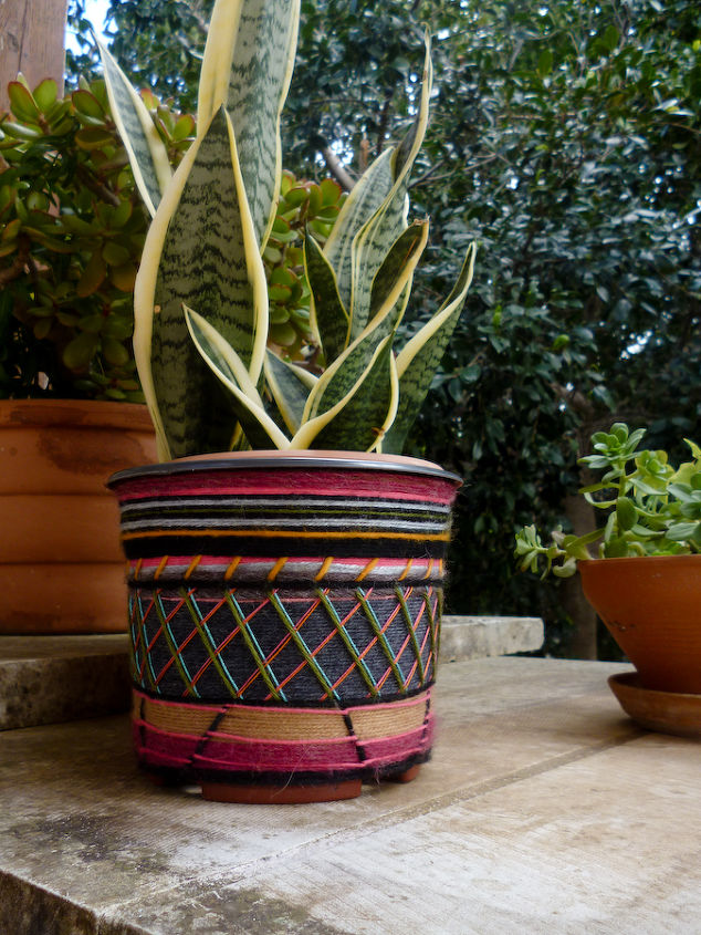 how to decorate a plastic flower pot using yarn leftovers, crafts, flowers, gardening