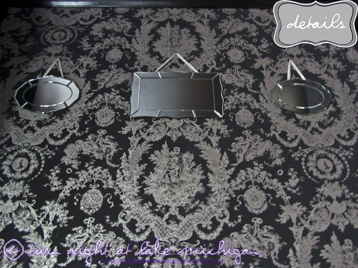 nuestro dormitorio principal boudoir noir, Un primer plano de la decoraci n del papel pintado y el espejo