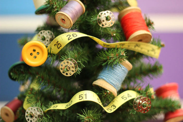 mini rbol de navidad con temtica de costura, Los materiales de costura hacen los adornos perfectos
