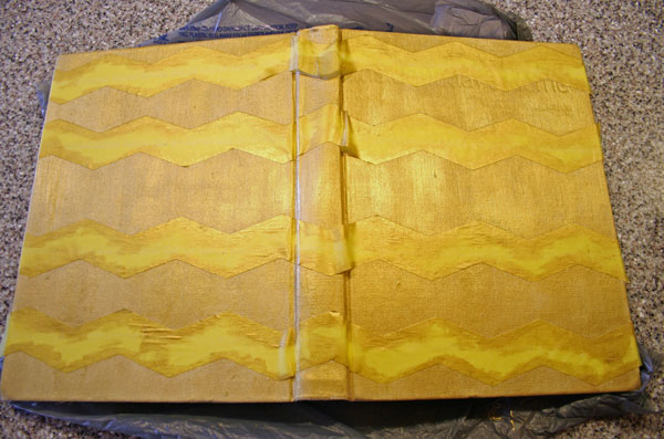 pintar un libro feo con tiza y craft paint, Por ltimo pint dos capas de pintura dorada para manualidades