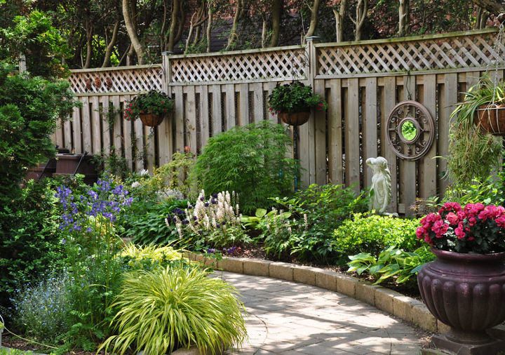 10 maneiras fantsticas de decorar uma parede ou cerca de jardim, 4 Espalhe as caixas de plantio ou pendure cestas ao longo da cerca