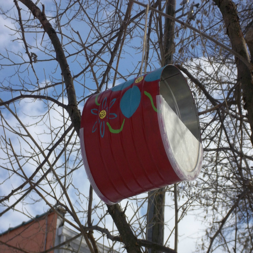 faa alimentadores fceis para pssaros com latas de caf recicladas