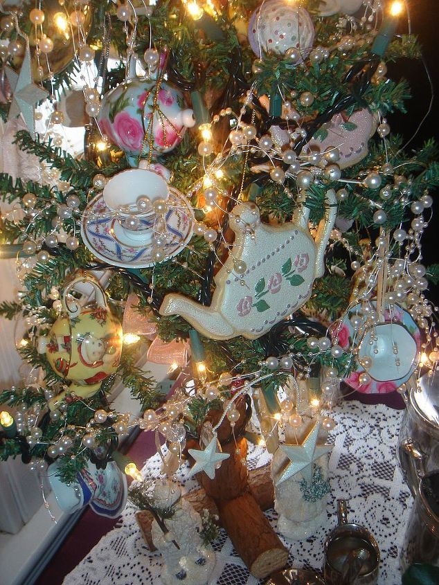 eu amo decorar nossa rainha anne vitoriana de 1895 para o natal com 12 rvores, Ornamentos na rvore na cozinha