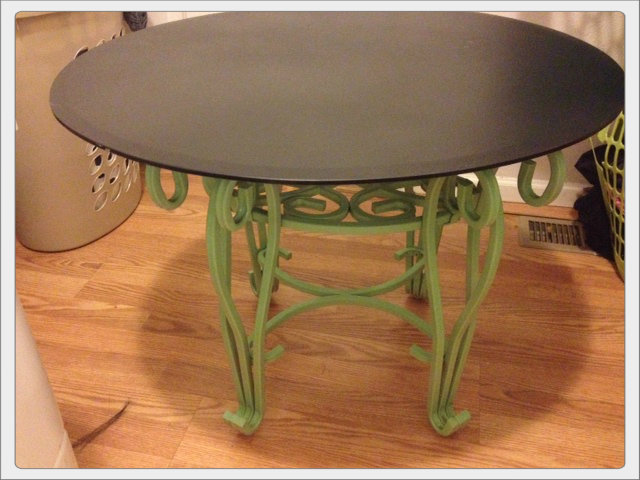 mesa reciclada de metal e vidro da goodwill, Ap s o processo de pintura e antes de lixar um pouco as bordas com uma lixa