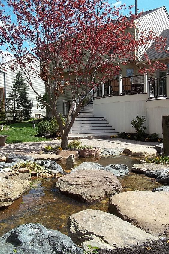 encuentre la serenidad ahora con un jardn acutico y un patio, Baje las escaleras hacia un oasis en el patio trasero