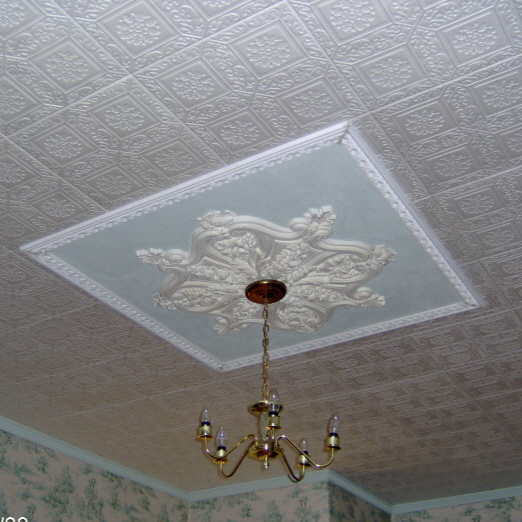 pintura de bricolaje en los azulejos del techo de espuma de poliestireno pegamento