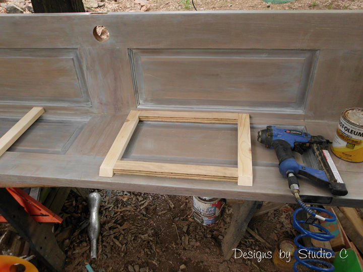 construir uma estante de canto com uma porta