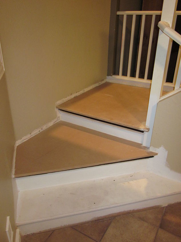 retire o tapete das escadas e pinte os, Novo patamar de MDF para cobrir o patamar de aglomerado que os construtores instalaram