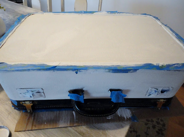 tutorial de una maleta vintage con una cruz roja, Dale una capa de pintura blanca Cubre con cinta las zonas que no quieras pintar
