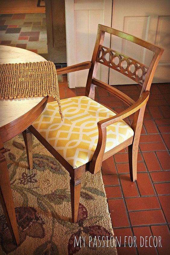 a saga da minha mesa de cozinha em constante mudana e um grande anncio da vida, Cadeiras reestofadas em um tecido alegre amarelo e branco ao ar livre