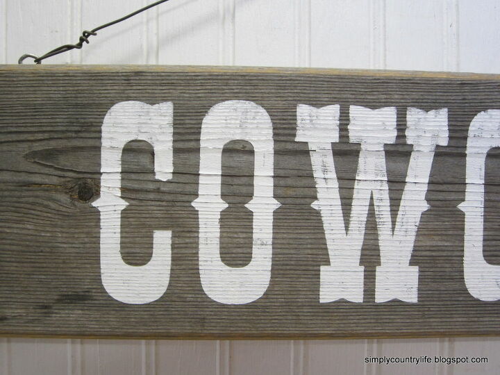 creacin de un cartel de cowgirl up con madera de granero y una herradura vieja, las letras se han lijado ligeramente para darles un aspecto envejecido