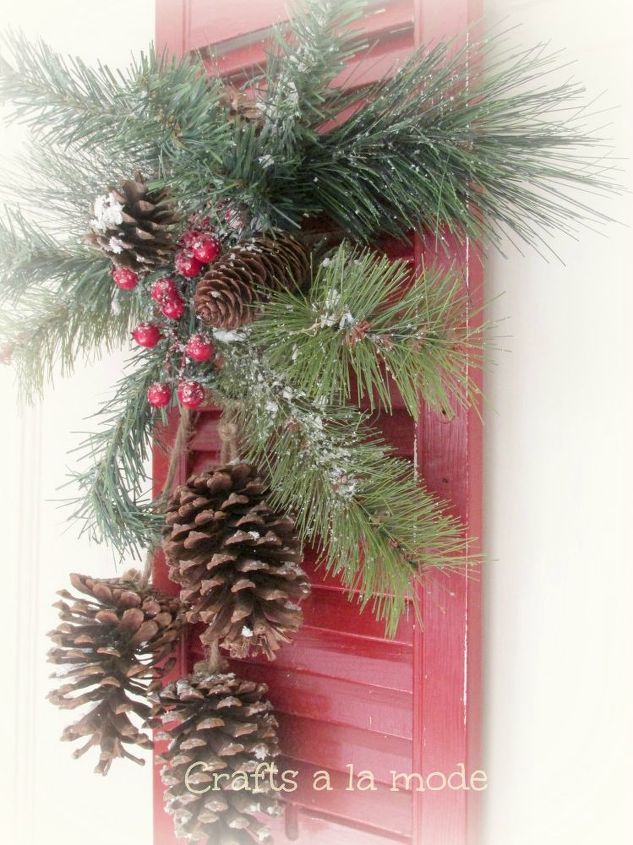 decoracion de la puerta de navidad con postigos antiguos, Yo compr un spray de hoja perenne en Joann s y ya ten a las pi as colgando PERFECTO