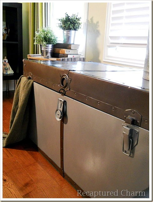 old blue metal trunk makeover, painted furniture, repurposing upcycling, Two tone Hammered Finish paint